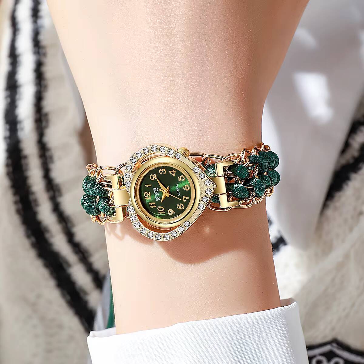 Fashion Rhinestone Heart Dial  - Open Heart Watch recension och pris