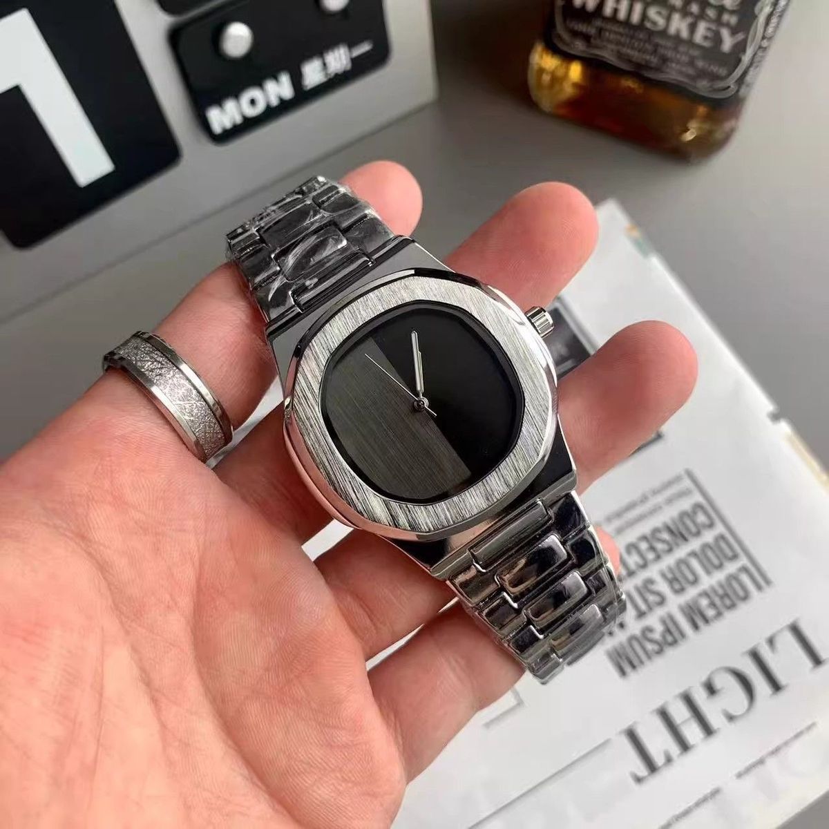 Custom Logo Men's Quartz Watch - Luxury Watch Logo recension och pris